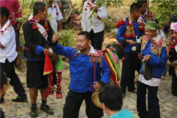 澆花節(jié)群眾象腳鼓隊(duì)采花.jpg